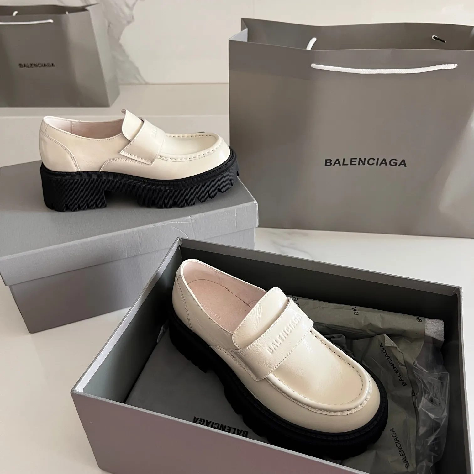 👟👟Ex-factory price 600👟👟 BALENCIAGA# Balenciaga's new big-toe derby shoes TRACTOR big-toe derby shoes loafers👞 Original medium-gloss open-edge beaded cowhide. Restrained and stylish. Matched with the brand logo on the shoe cover. The rhythm of closing your eyes. The lining and feet are made of black silk cowhide. The texture is soft and delicate. The gear-shaped rubber outsole is 5cm higher. Size: 35-40 (customization of 40 pieces is not returnable)